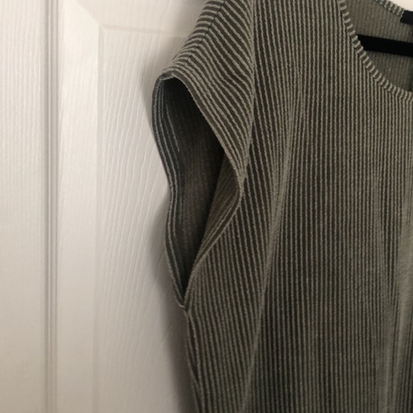 Green casual tee - Picture 3 of 3